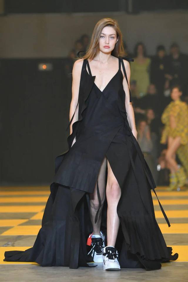 知情人士透露gigi hadid脸垮的原因是慢性甲状腺炎复发