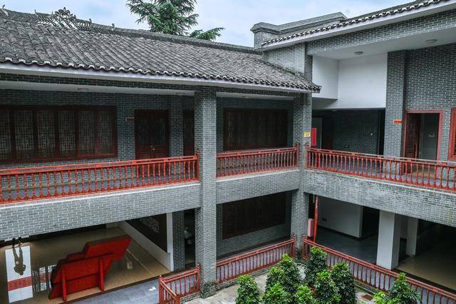 当然这里也有很多历史遗迹,包括:北门门鼓楼,盘县会议会址,水星寺,张