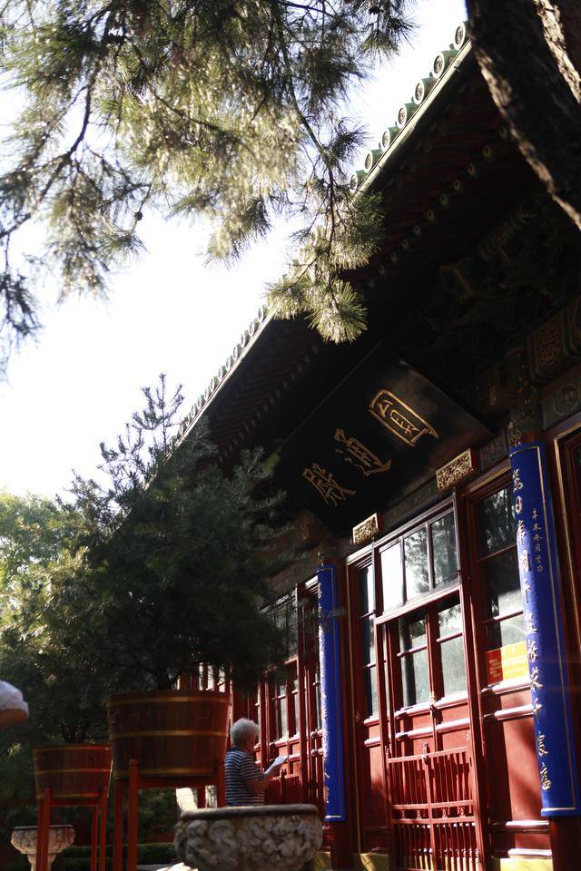 民国时期,广济寺连续遭遇两场火灾;1932年举办华严护国息灾法会时发生