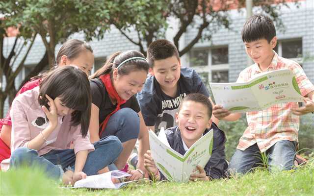 孩子們愉快地在操場上閱讀