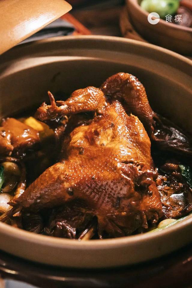 选用杭州本地仔鸡,再用大瓦罐满满文火煨烤,得足足6小时!