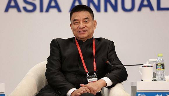 是的,今天我们要讲的这个人,就是大富豪刘永好的妻子李巍.