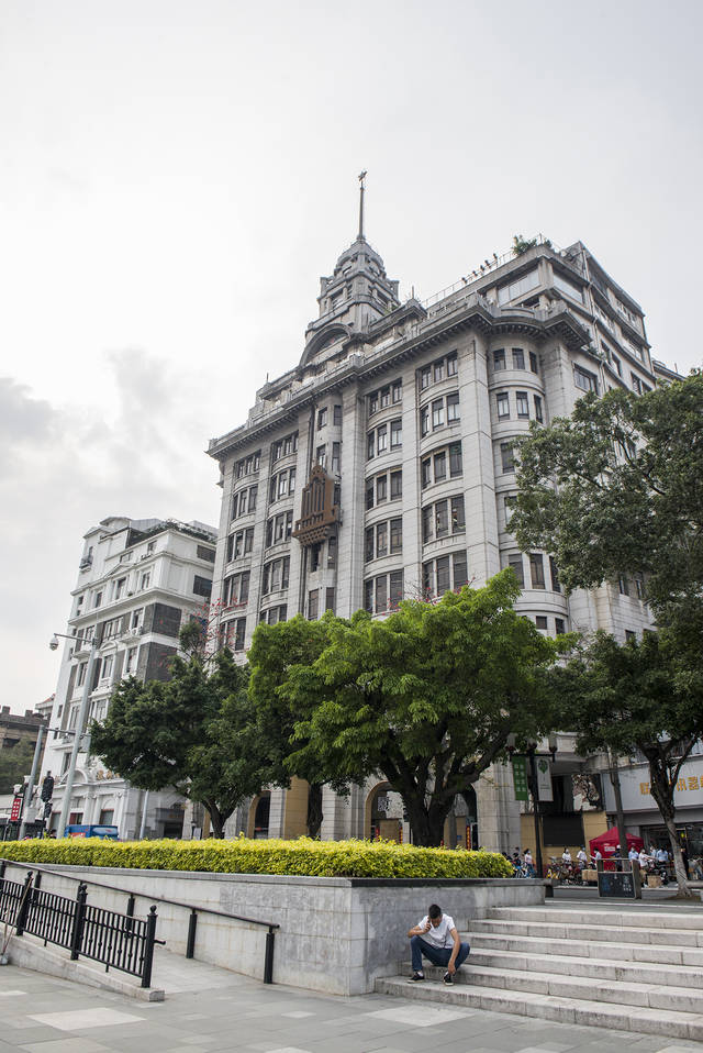 原创建在珠江边的三座高楼,是广州著名的老建筑,它们的故事精彩无比