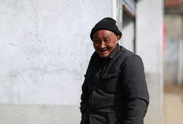 工地上的农民工,现在年龄普遍都在40岁靠上,真正的小年轻已经不再愿意