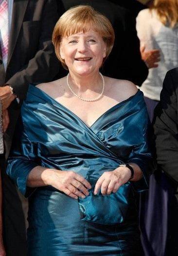 默克尔治国有道,百变颜色的"铁娘子",穿低胸礼服惊艳全场