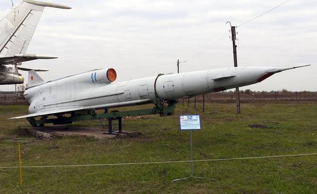 粗略的看,图123侦查无人机的外观和p500远程反舰导弹有极高的相似度