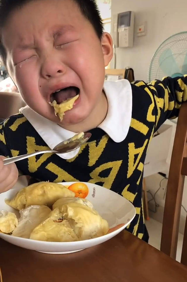 妈妈"强迫"儿子吃榴莲,儿子声泪俱下,难以下咽的模样太可怜,爸爸怒了