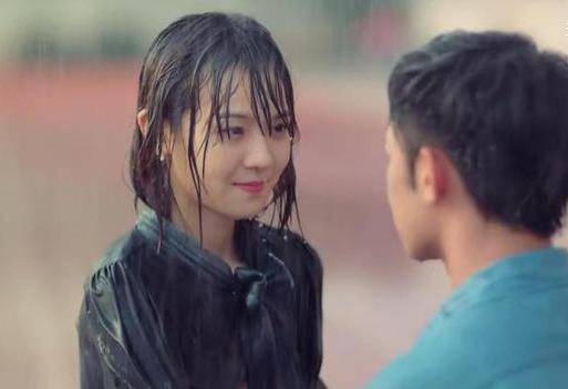 就连在操场被学生拿水枪淋成落汤鸡,也不忘当众上演一段情深深雨蒙蒙