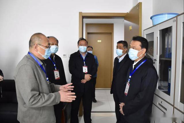 副市长王斌权查看考场安排4月18日上午,晋城市举行新申领行政执法证