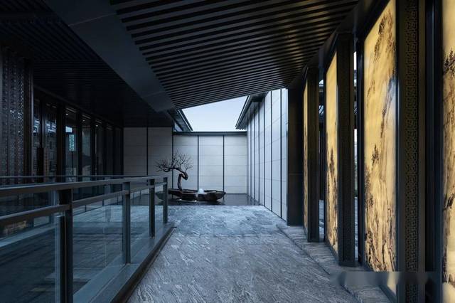 屏风内侧走廊设置小巧的天井空间,造型独特的孤松静静伫立在涌泉旁