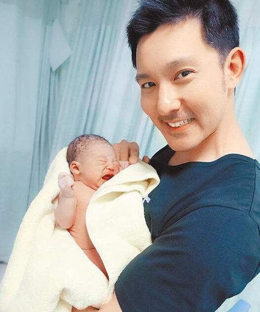 立威廉退圈后近况曝光,从男神变成女儿奴,携5岁女儿给老婆庆生