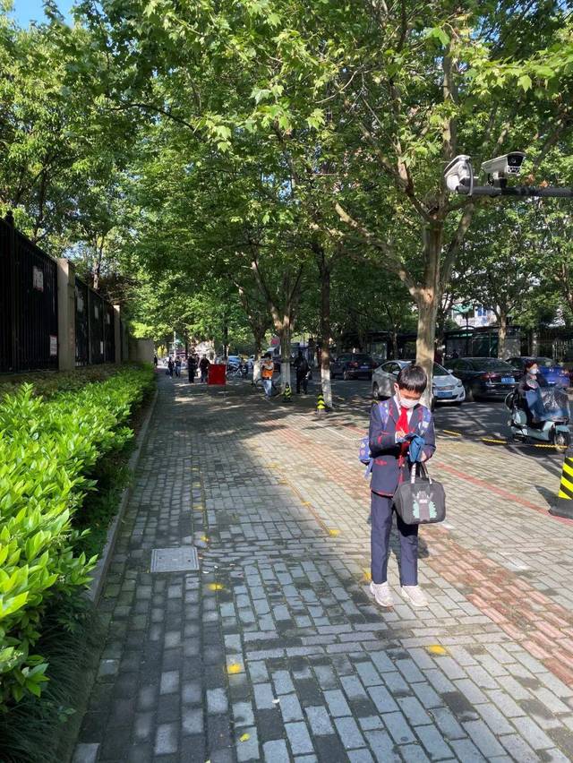 原来每个学期开学,外公都会给他在学校门口拍个照片留念.