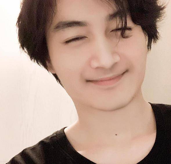 原创陈晓彻底放飞自我!晒自拍胡子拉渣脸胖一大圈,昔日顶流风光不再