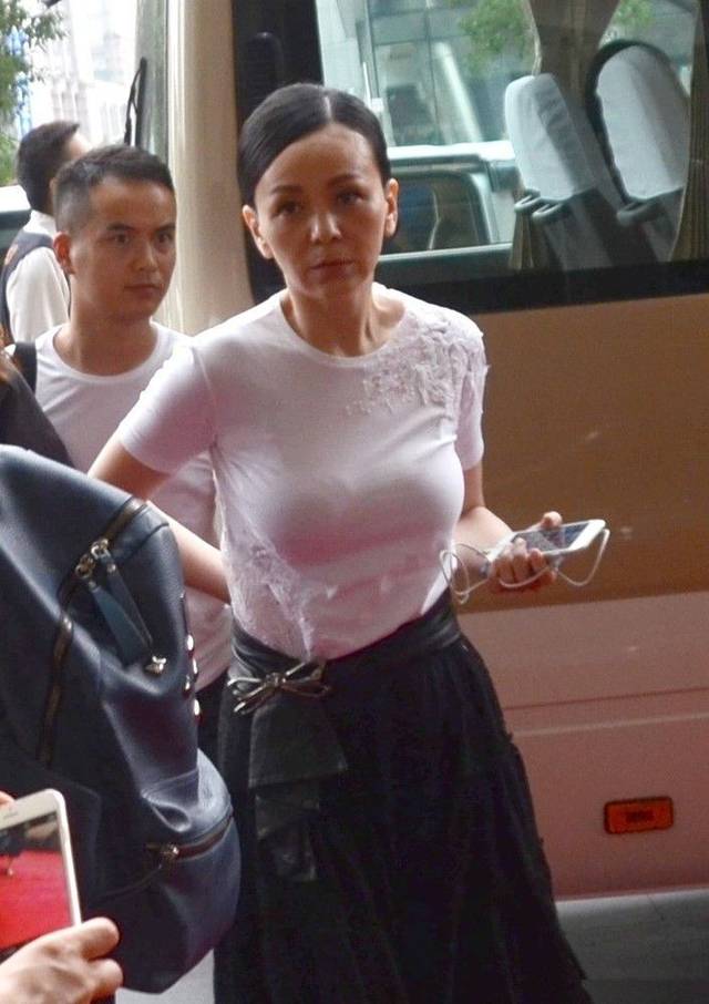 下图照片中,王琳穿了一套红黑相拼的运动套装,看着精神有活力,说是30