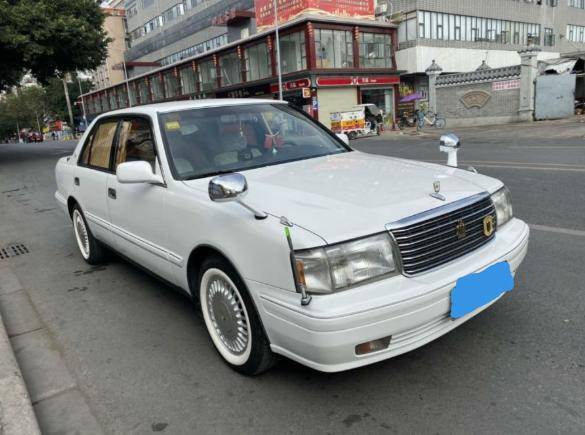 东莞这辆老皇冠96年上牌,36万公里,过坎时才懂车主为何舍不得换_手机