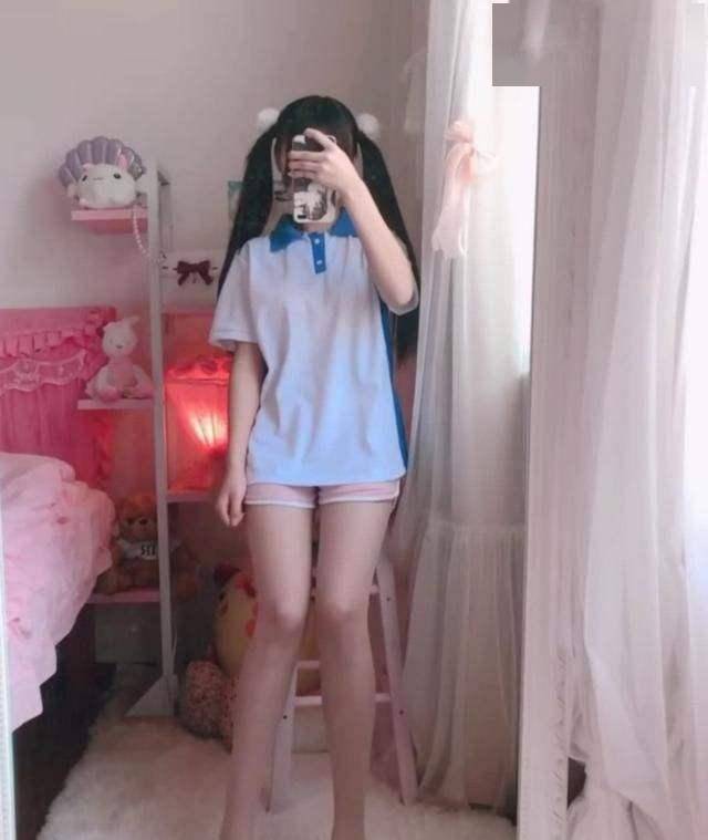 蔡萝莉到底有多富,穿洛丽塔自拍无意露出鞋,观众:一年饭钱!