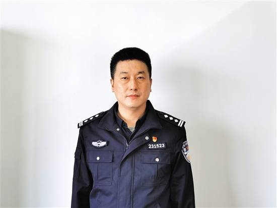 张靖:疫情期间连轴转,晕倒在岗位上_手机搜狐网