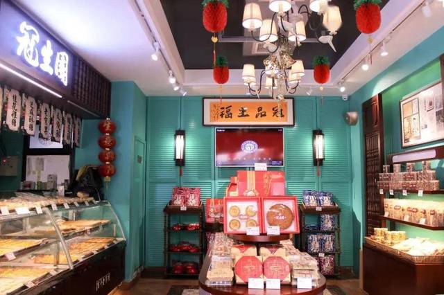 也丝毫没有放松防控力度 工作人员正在门店消毒 据了解,冠生园门店每