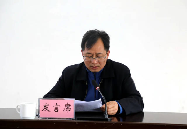 腾冲市委副书记杨艳龙主持会议,副市长刘世伦通报了保山市对我市脱贫