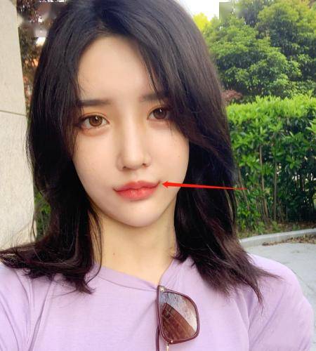 潘南奎进组后晒自拍微笑唇成功吸引眼球这是在模仿艾比