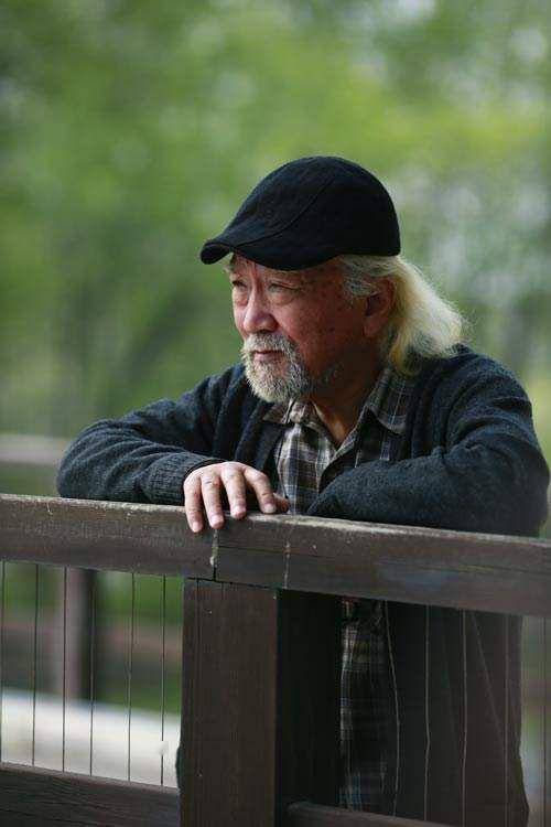 成了垂垂老矣的老人 他早已过了演艺时代的巅峰 近照传来显得很 苍老