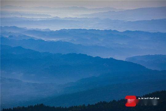 四川盆地山河縱橫交錯,江河幾乎都沿西北向東南流淌.攝影:楊濤