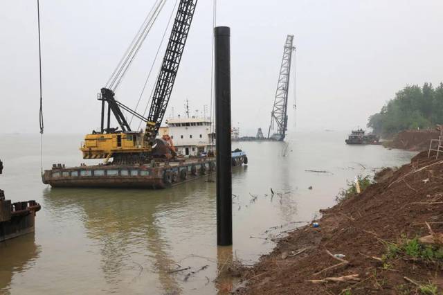 项目一线九江彭诚港务有限公司码头项目水上第一根钢管桩完成沉桩