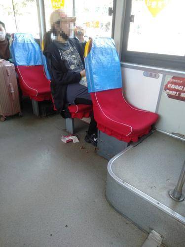 女子公交车上吃炸鸡扔了一地骨头 车队呼吁市民文明乘车