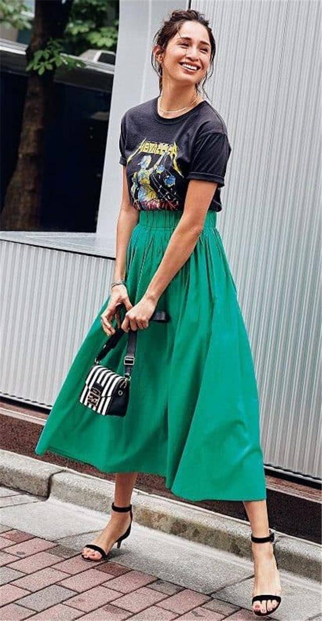 [黑色t恤×绿色裙子]给人健康印象的高级搭配