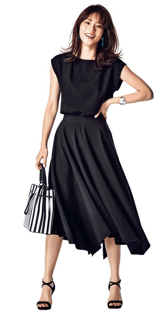 [黑色t恤×黑色裙子]即使全黑色也能搭配清爽的女式风格