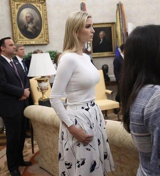 伊万卡的身材非常好白色紧身衣与素色花裙搭配自信的女性是最漂亮的