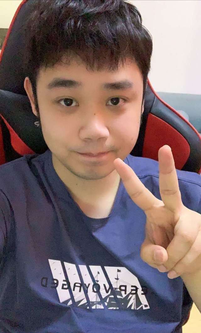 原本猪哼是edgm的教练,后来离开了战队,现在很多粉
