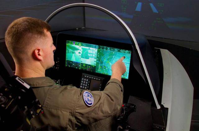 高度简洁和自动化的操作界面使得驾驶f35飞行变成了一种享受,再搭配