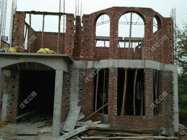 主体施工,墙体砌筑后浇筑构造柱,落地窗位置采用的砖拱过梁的形式.