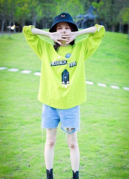 郑爽这身牛油果绿实力抢镜,网友:流走的t,铁打的马丁靴