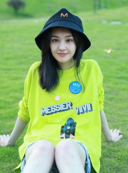 郑爽这身牛油果绿实力抢镜,网友:流走的t,铁打的马丁靴