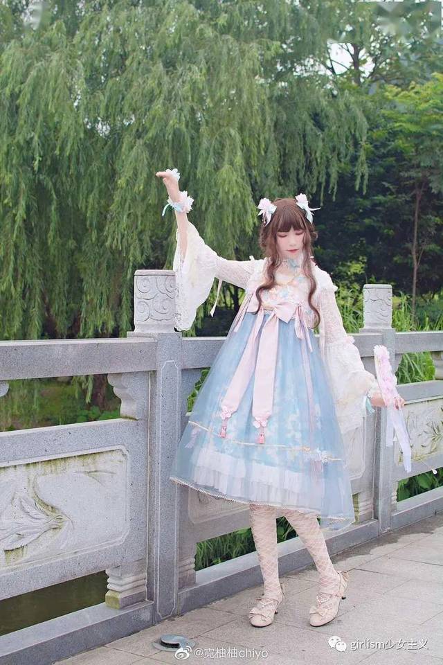 Lolita少女丰胸图片