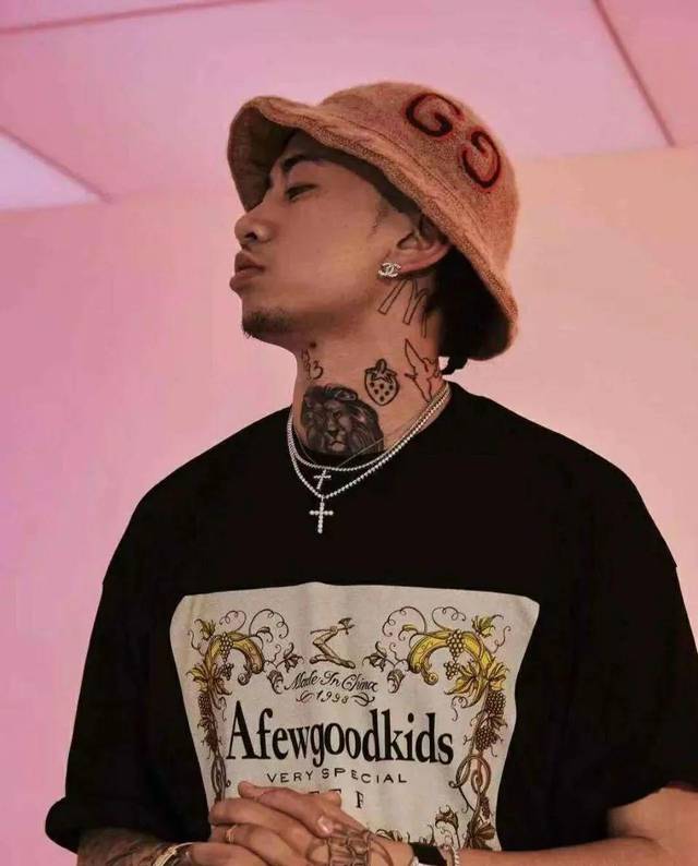 马思唯完成综艺首秀,大家的关注点却是白内裤,遮瑕膏外加一堆表情包?