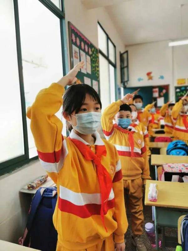 【仰天放歌】花开疫散 相约春天——仰天湖小学开学第一课新闻报道