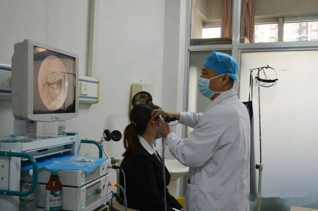 电子耳镜自带光源和放大镜,用来检查外耳道及鼓膜,检查肉眼不能察觉到