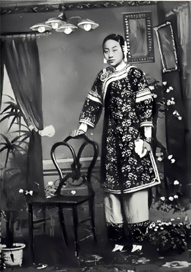 会唱词跳舞,而且琴棋书画样样精通,文人们在这里与美人对饮间吟诗作对