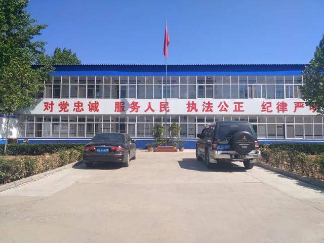 统一的腰线,明净的窗户,白墙蓝瓦映衬着鲜艳的五星红旗.