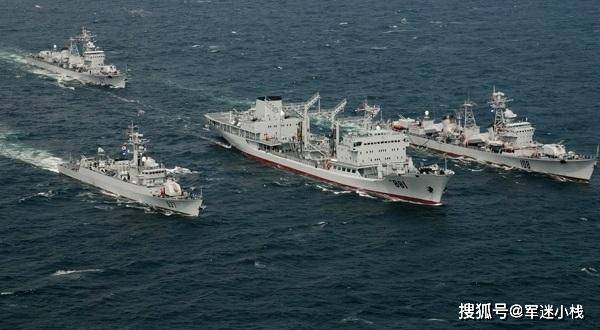 881"洪泽湖"号组成的舰艇编队