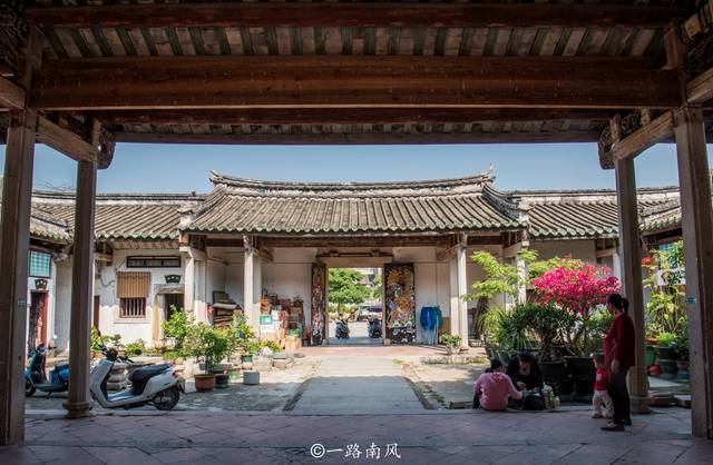 德安里老寨为百鸟朝凰格局,该格局是潮汕民居建筑中最复杂的一种,中间