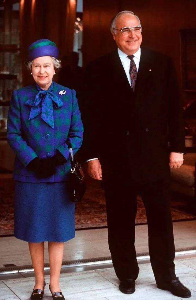 1992年6月10日,在法国巴黎,伊丽莎白女王二世和菲利普亲王与密特朗