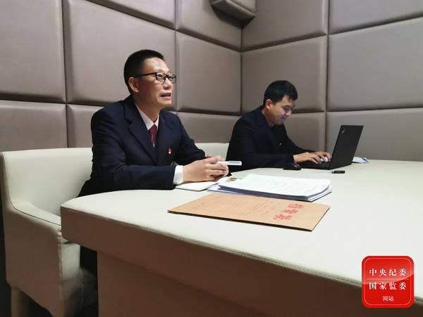 图为彭亮(左)在开展审查调查谈话.