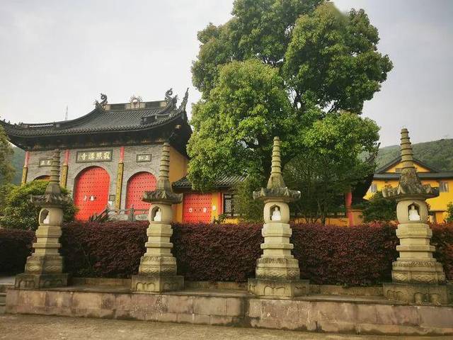 青山绿水间,隐见一禅寺,赶紧去拜拜地方菩萨!