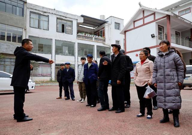 宋帮永(右一)和大家听从工作人员的安排统一出发4月25日,家住东风镇鲁