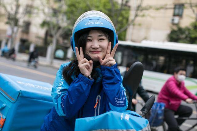 上海最美女骑手不务正业 送餐间隙录瑜伽视频给白领上课