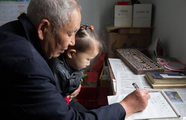 这样的老人其实比年轻人更会教育,也都知道孩子在不同年龄段会出现的